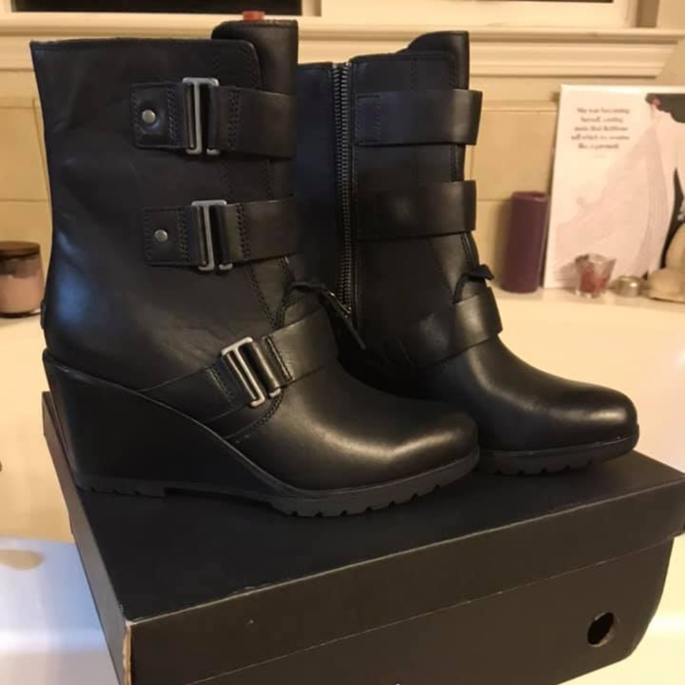 Sorel After Hours Wedge Boots Size 10
